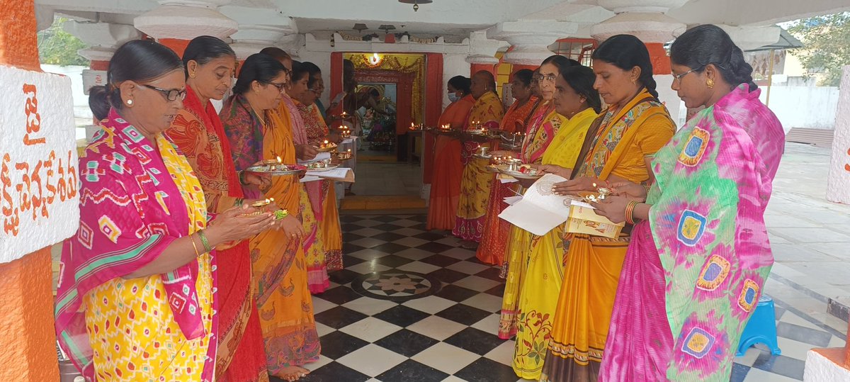 kalpana_designs's tweet photo. What more happiness than to begin the New Year seeing  community women reading the 16 th Aandal Pasuram today at the restored #ChennakesavatempleStepwell
 #AtmakoorSuryapet 
Back  to use after decades and sharing their happiness 🙏🪷is divine bliss
@ACLBSURYAPET 
@rainwater_info https://t.co/IuXdn0s8dh