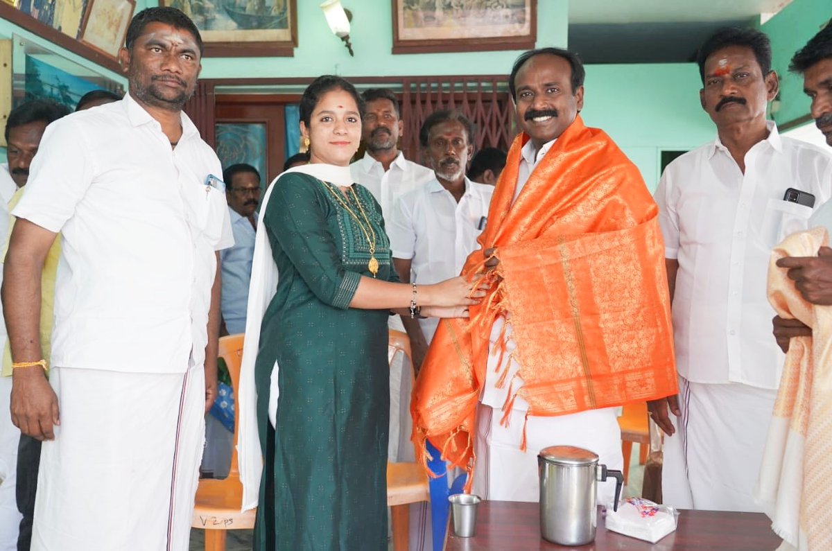 புத்தாண்டை முன்னிட்டு மதுரை புறநகர் தெற்கு மாவட்டக்கழக செயலாளர் அண்ணன் திரு கா.டேவிட் அண்ணாதுரை அவர்களை சந்தித்து புத்தாண்டு வாழ்த்துகளை தெரிவித்து வாழ்த்து பெற்றேன்.

#AMMK #TTVDhinakaran #மதுரை #திருமங்கலம்