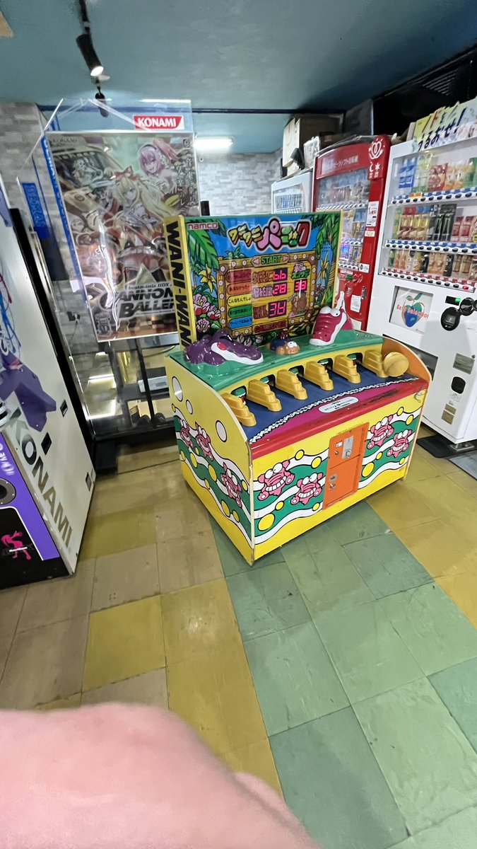 playhouse_erina's tweet photo. 新潟震度6らしいですが
お客様外に避難してます。
筐体倒壊は無いですが
結構ヤバいです。
津波警報出てます。
皆さん気をつけて！ https://t.co/iH5XTaY80b
