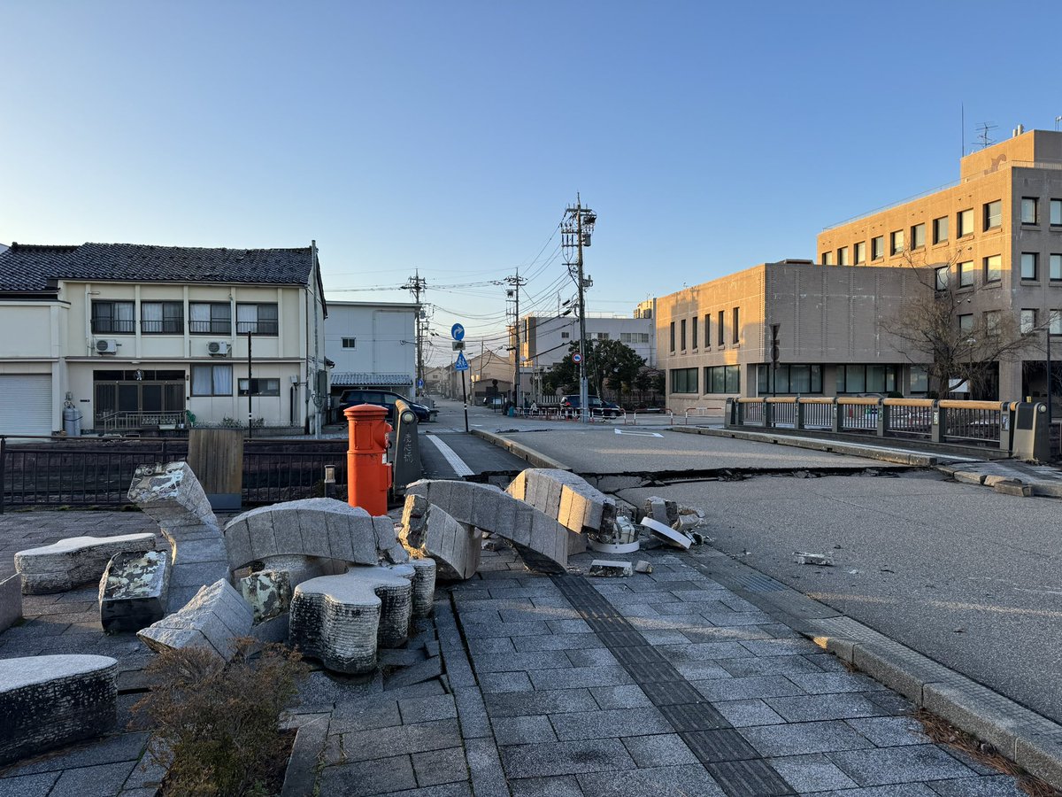 PassionKrsw's tweet photo. ＃君ソム 聖地巡礼ど真ん中に地震が発生した…撮ったばかりの彫塑が崩壊した https://t.co/mbuxyDWpA3