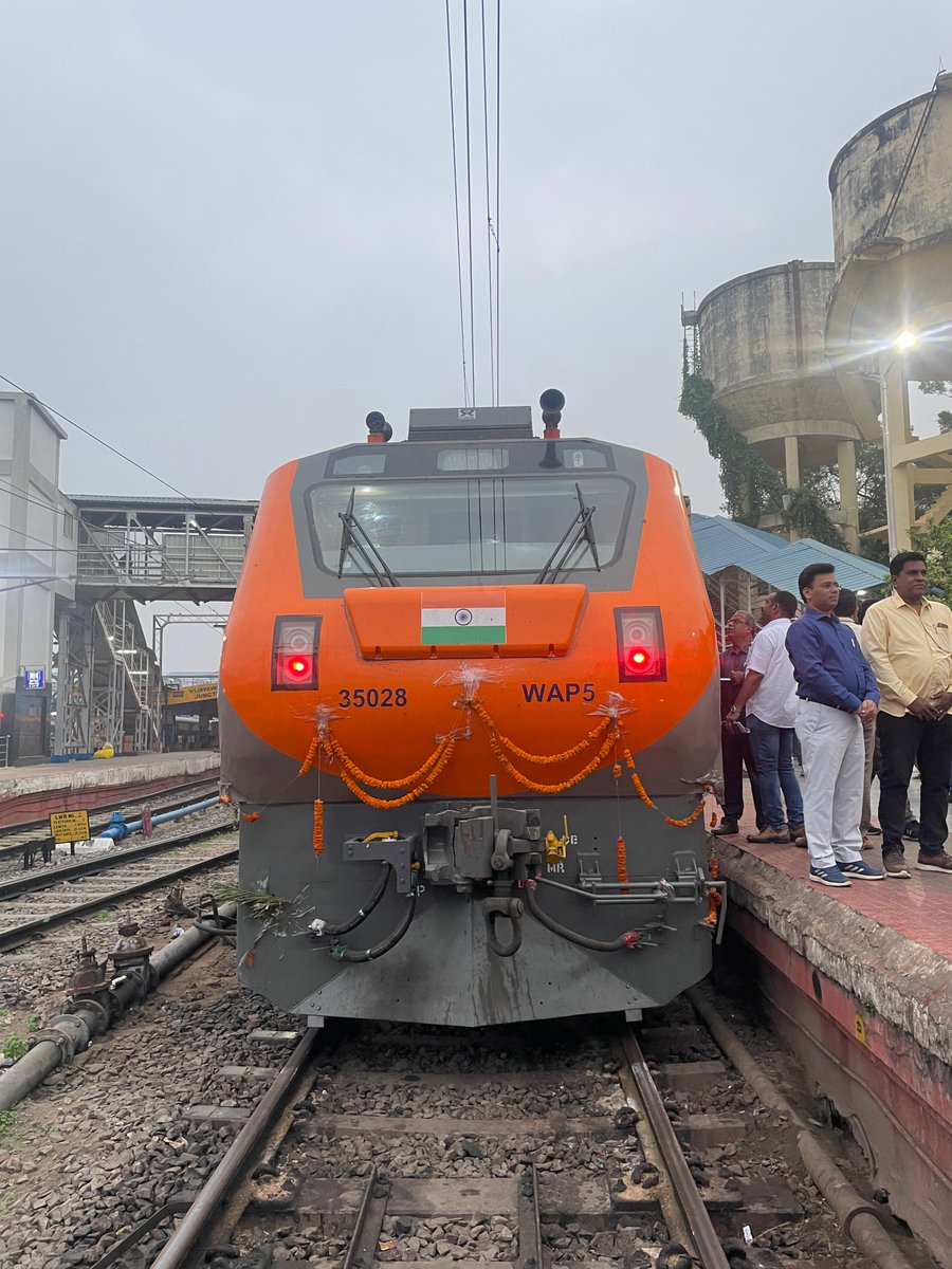 Marati002's tweet photo. 03414 Malda Town SMVT Vande Sadharan Express standing at Vijayawada Platform no 1

@SCRailwayIndia https://t.co/N4H8C49rxt