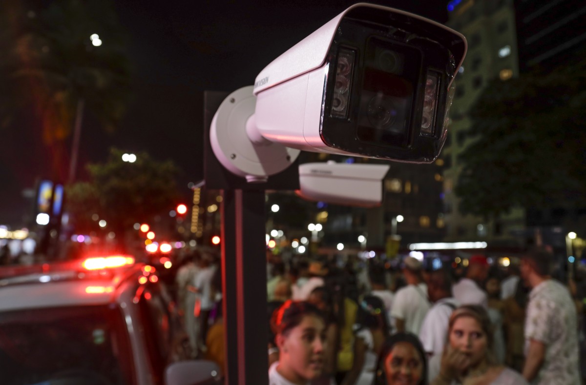 OGlobo_Rio's tweet photo. Réveillon de Copacabana teve foragido da Justiça preso após reconhecimento facial e até espumante barrado https://t.co/m0If6TESLo https://t.co/MJniuUkuvv