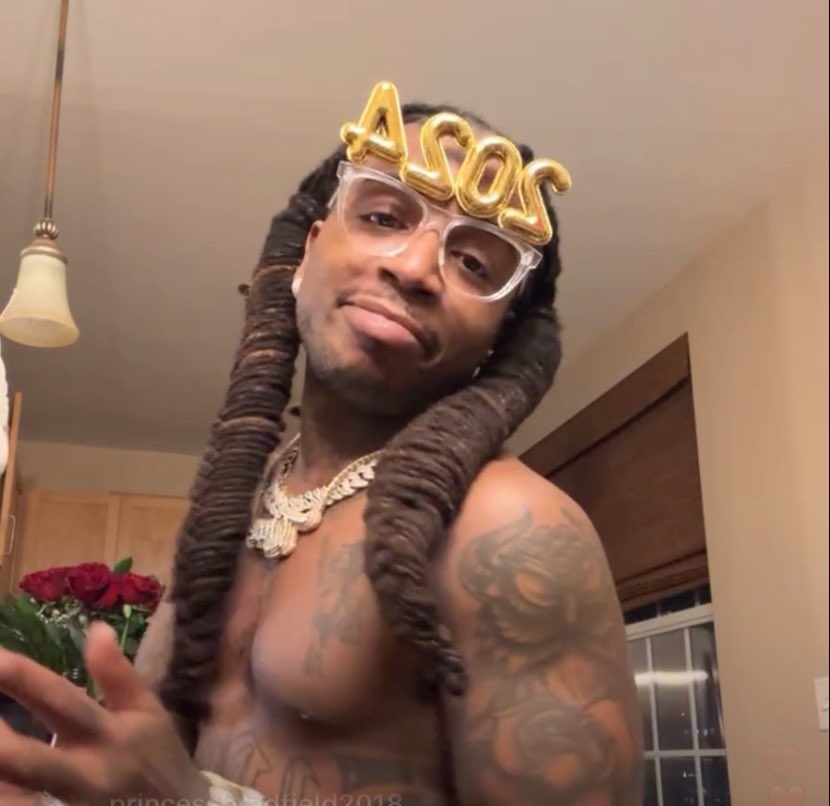 Team_QueesFL's tweet photo. 1/1 Instagram Live Screen Grabs
Happy New Year’s Everyone 🥳🎊 https://t.co/qqOU4yWSzH