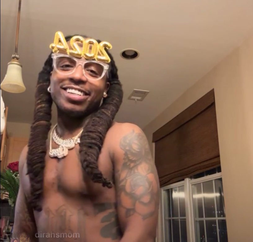 Team_QueesFL's tweet photo. 1/1 Instagram Live Screen Grabs
Happy New Year’s Everyone 🥳🎊 https://t.co/qqOU4yWSzH