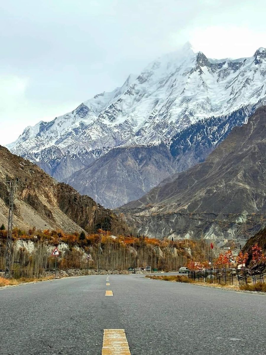 TravelingThePak's tweet photo. Beautiful Pakistan 🇵🇰 
Rakaposhi View from KKH near Sikandarabad ❤️ https://t.co/oaWGbhn8dL