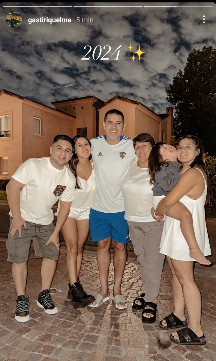 bocanet12's tweet photo. 🎉 El tipo arranca el año vestido de gala

😍 Juan Román Riquelme y su familia en la primera foto de este 2024.

#VamosBoca 💙💛💙 https://t.co/hrmZ1fHFRf