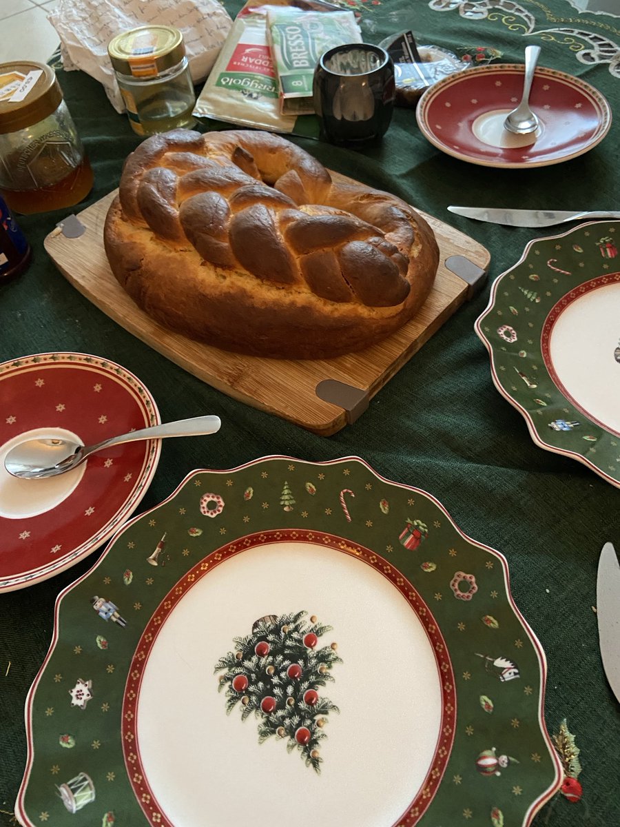 Titan_Jetzt's tweet photo. Jetzt geht’s los.😋

#Neujahrsbrezel https://t.co/Ehzp8DWSV7