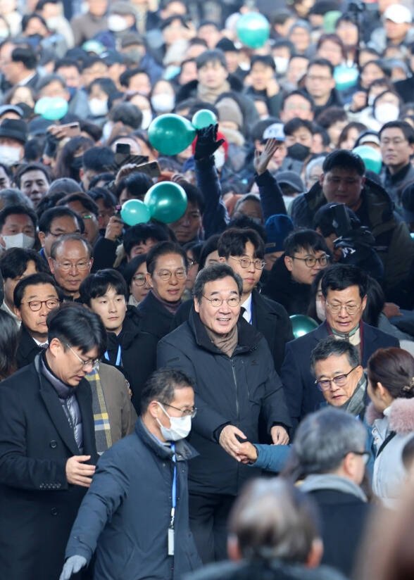 새해에는 신당으로 가자
껍데기만 남은 민주당 벗어버리고 
우리 신당으로 가자
개딸과의 의미 없는 싸움 끝내고 
우리 신당에서 목소리를 높이자
전과자 피의자 장사꾼 손절하고
신당에서 진짜 정치인을 만나자
김대중 노무현 문재인 대통령 모시고
이낙연의 신당에서 우리 다시 한번 웃어보자