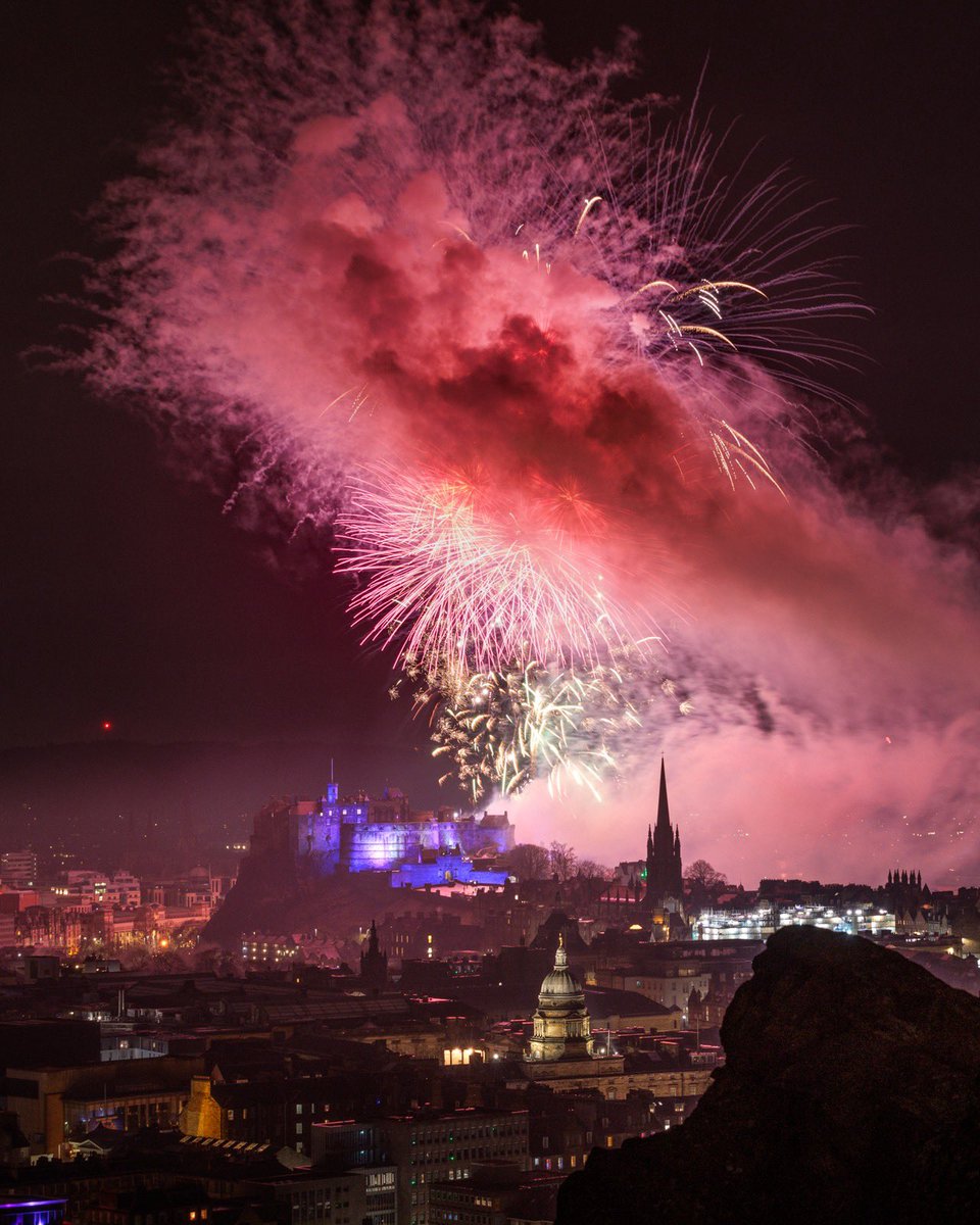 Happy New Year! Fresh out of the camera, #Edinburgh welcomed 2024 in style. Wishing everyone all the very best for 2024! @VisitScotland @edinburghcastle #hogmanay #HappyNewYear #2024NewYear
