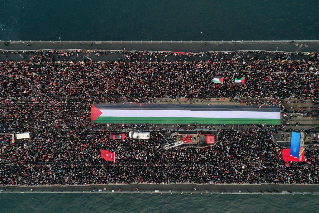 CADIRCl's tweet photo. Şehitlere rahmet, Filistin'e destek ve İsrail'e Lanet. Yeni yılın ilk Gününde ve Türkiye kıyamda! Elhamdülillah..
#ForFairFuture #GalataKöprüsü

 #GalataKöprüsü https://t.co/8qjBohK0UJ