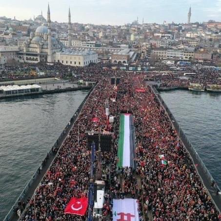 CADIRCl's tweet photo. Şehitlere rahmet, Filistin'e destek ve İsrail'e Lanet. Yeni yılın ilk Gününde ve Türkiye kıyamda! Elhamdülillah..
#ForFairFuture #GalataKöprüsü

 #GalataKöprüsü https://t.co/8qjBohK0UJ