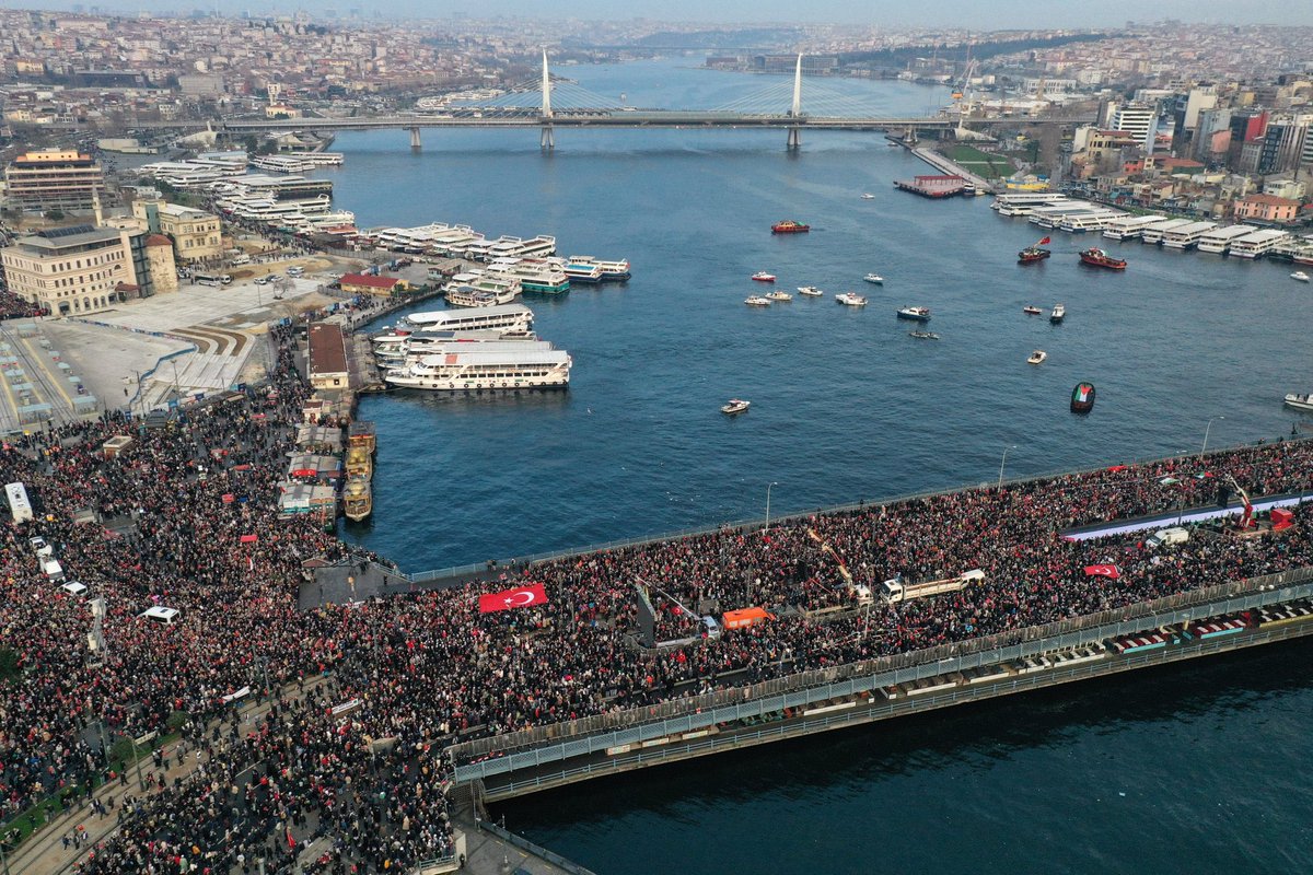 CADIRCl's tweet photo. Şehitlere rahmet, Filistin'e destek ve İsrail'e Lanet. Yeni yılın ilk Gününde ve Türkiye kıyamda! Elhamdülillah..
#ForFairFuture #GalataKöprüsü

 #GalataKöprüsü https://t.co/8qjBohK0UJ
