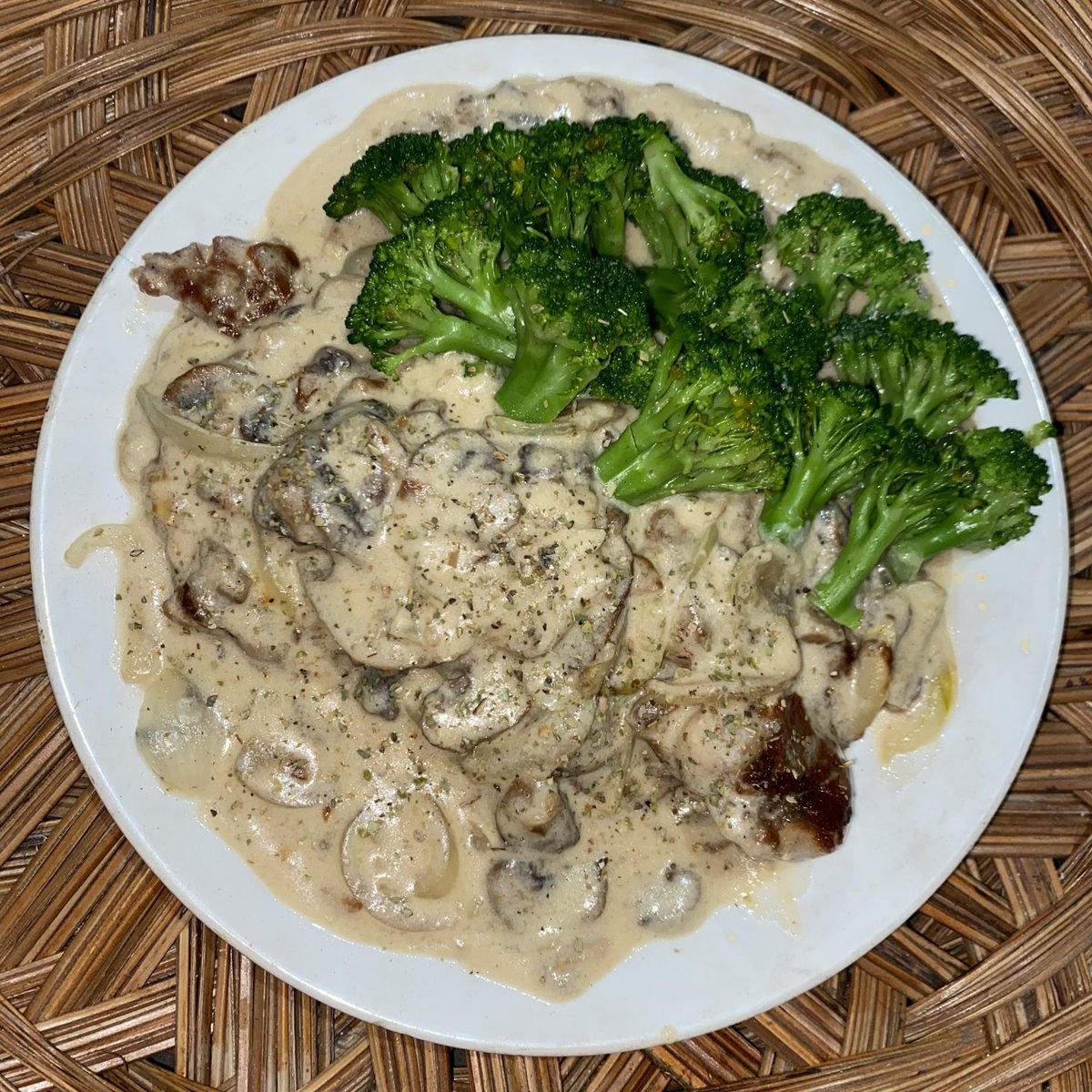 wnisekai's tweet photo. ☆ミ recook Creamy Chicken Mushroom

memasuki tahun baru, bosen makan yg itu-itu aja? 🤔 coba bikin ini deh, rasanya seperti makan menu enak di restoran plizz 😭☝️

— bahan;
🐥 ayam fillet bagian paha / dada yg udah dimarinasi pake lada & garam
🥦 brokoli hijau (bisa diganti sayur lain)
🥛 susu full cream 250ml
🧄 2-3 bawang putih
🧅 1/2 bawang bombai
🍄 jamur champignon
🍚 1 SDM tepung terigu
🫙 seasoning (lada, garam, gula, saus tiram)

1. rebus brokoli hijau di air yg sudah mendidih, rebus kurang lebih 3-5 menit, lalu tiriskan
2. lanjut, goreng ayam yg sudah dimarinasi di teflon dengan sedikit minyak. goreng sekitar 20 menit sampai matang kecokelatan 
3.  lanjut tumis bawang putih & bawang bombai sampai wangi, terus masukin jamur champignon masak sampai layu. masukin 1 sdm tepung terigu, aduk-aduk
4. kl udah diaduk merata, masukin susu full cream sebanyak 250ml. masukin seasoning dikit-dikit (garam, lada, gula, saos tiram) sesuai selera. jangan lupa cek rasa.
5. kl dirasa udah pas dan saus cream nya mengental, masukin ayam yg sudah digoreng tadi. siram-siram sampai menutupi ayam, diamkan 1 menit lalu matikan kompor