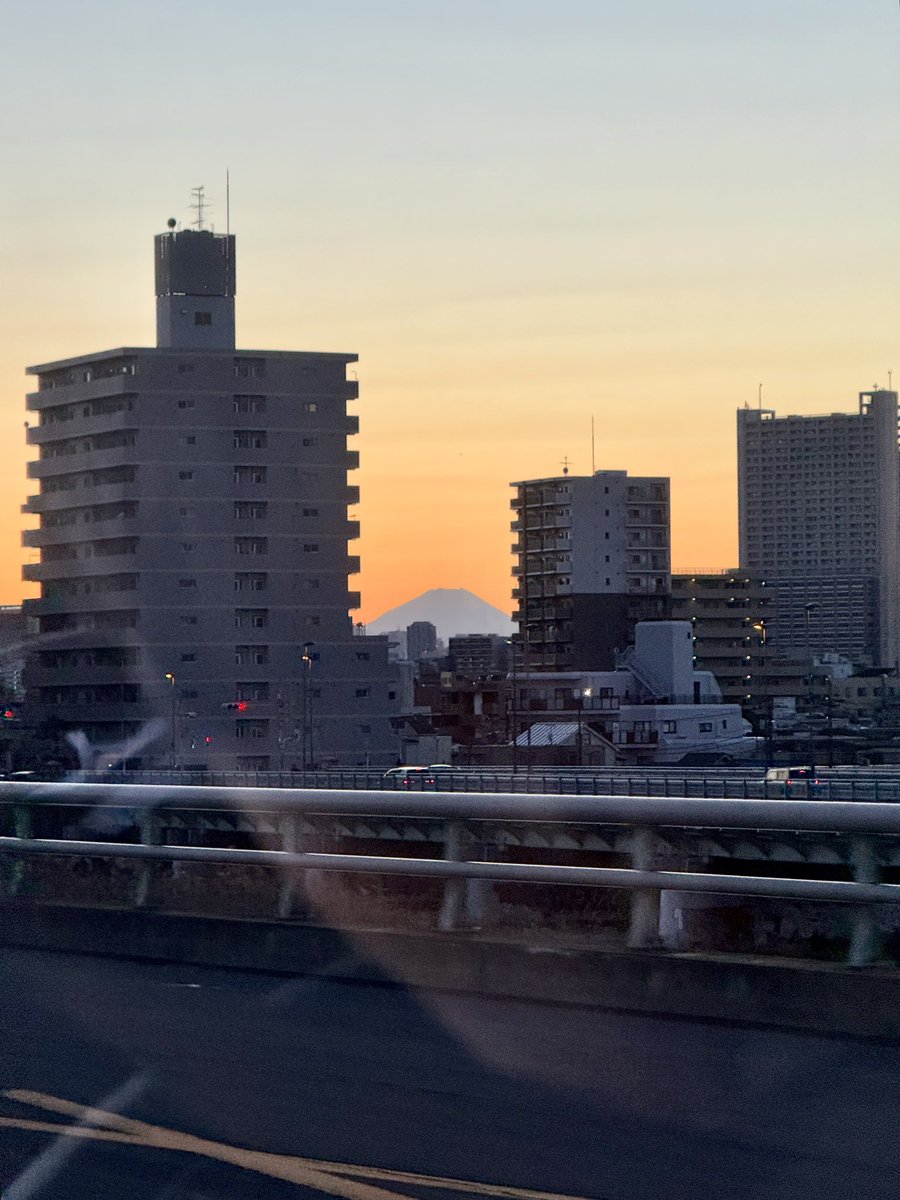 Los días que no hay nubes a su alrededor, el Fuji se ve perfectamente a contraluz desde esta parte de Tokio
