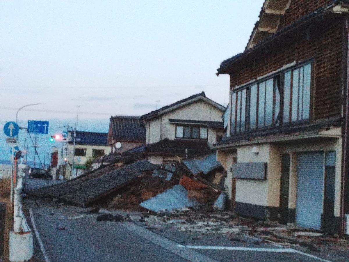 chunichi_denhen's tweet photo. 震度7の地震があった石川県内の本紙記者から届いた写真です。家屋が倒壊しています。 https://t.co/9qqkrJqepb