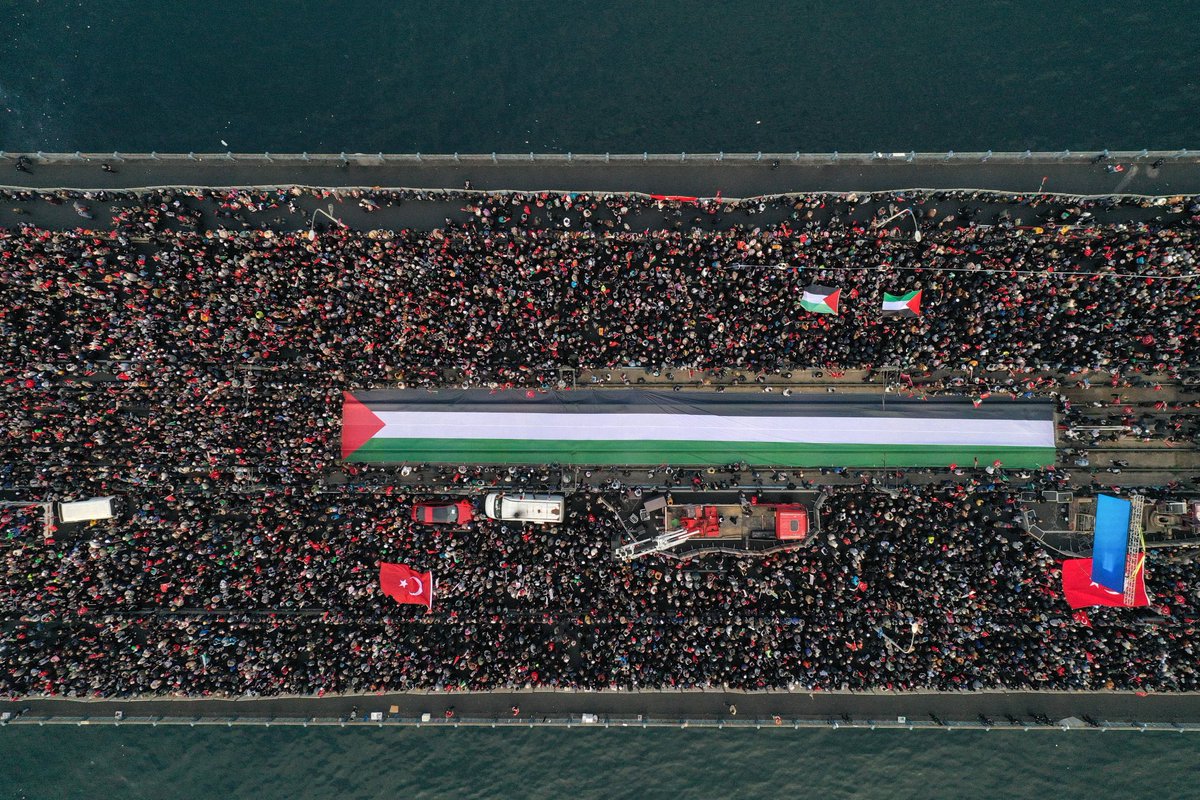 Hayatımda çok ağır şeyler yaşadım hayatımda çok az ağladığımı hatırlıyorum, ama bugün bu şuurdan dolayı çok etkilendim, selam olsun tüm yiğitlere..