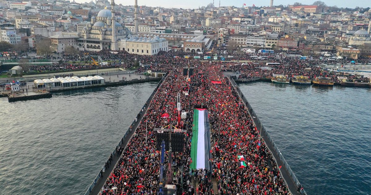 bpthaber's tweet photo. "Şehitlerimize rahmet, Filistin'e destek" etkinliği için vatandaşlar Galata Köprüsü'ne yürüdü. https://t.co/umoqcKHMZ7