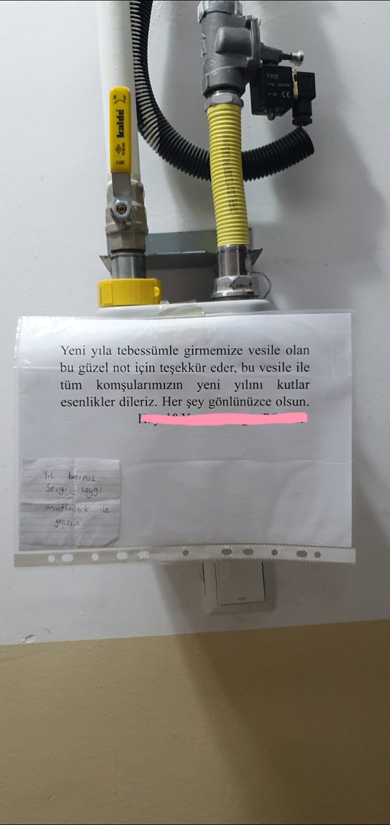 Evden çıkarken apartmandaki her dairenin önüne bıraktığı bu notu, eve döndügümüzde bu notla karşılaşınca anladık. Herseyin öncüsü ol, yüreğinden geçenleri kimseden esirgeme güzel kızım🥰