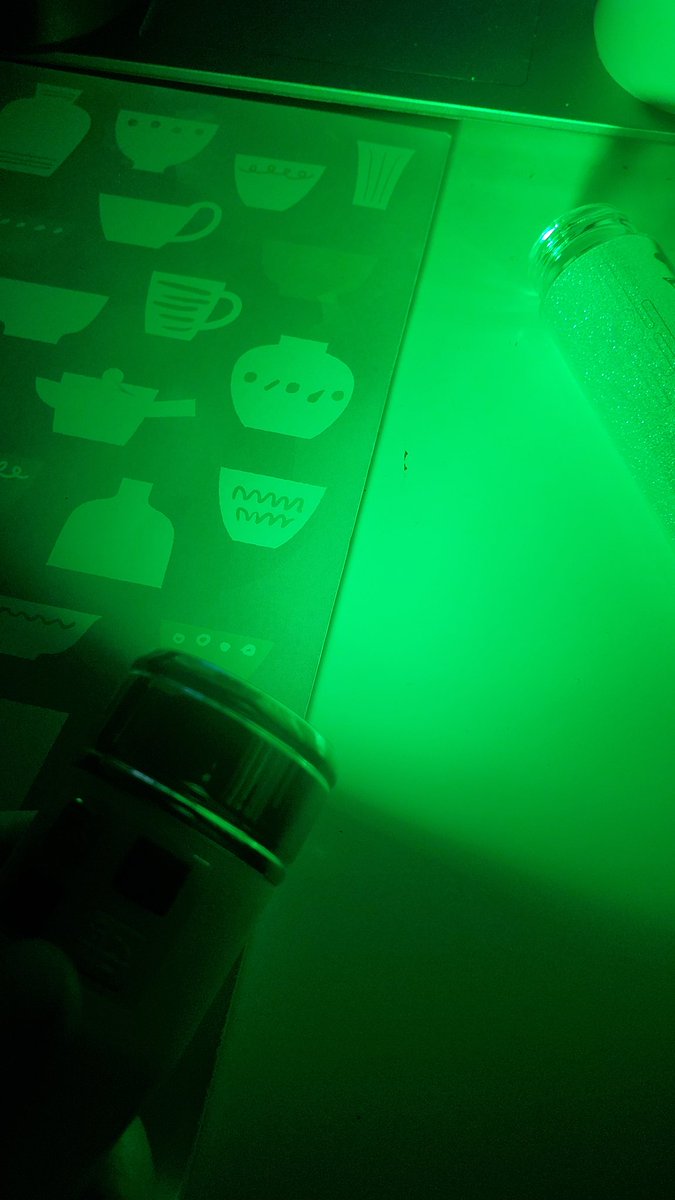 Softboil_egg's tweet photo. 【停電で困った時用】
筒状のペンライトは、取り外すことで懐中電灯として使うことができます。
やり方を動画に取りましたので参考にしてください。(途中点灯しています。フラッシュが苦手な方は注意)

また、点灯する際は白は避けて、電力消費が少なく、気持ちを落ち着ける【青や緑】にして下さい。 https://t.co/9Yza6rXYGq