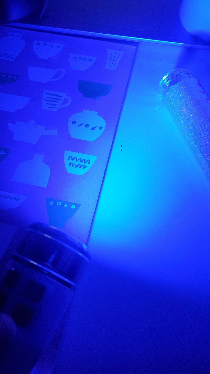 Softboil_egg's tweet photo. 【停電で困った時用】
筒状のペンライトは、取り外すことで懐中電灯として使うことができます。
やり方を動画に取りましたので参考にしてください。(途中点灯しています。フラッシュが苦手な方は注意)

また、点灯する際は白は避けて、電力消費が少なく、気持ちを落ち着ける【青や緑】にして下さい。 https://t.co/9Yza6rXYGq