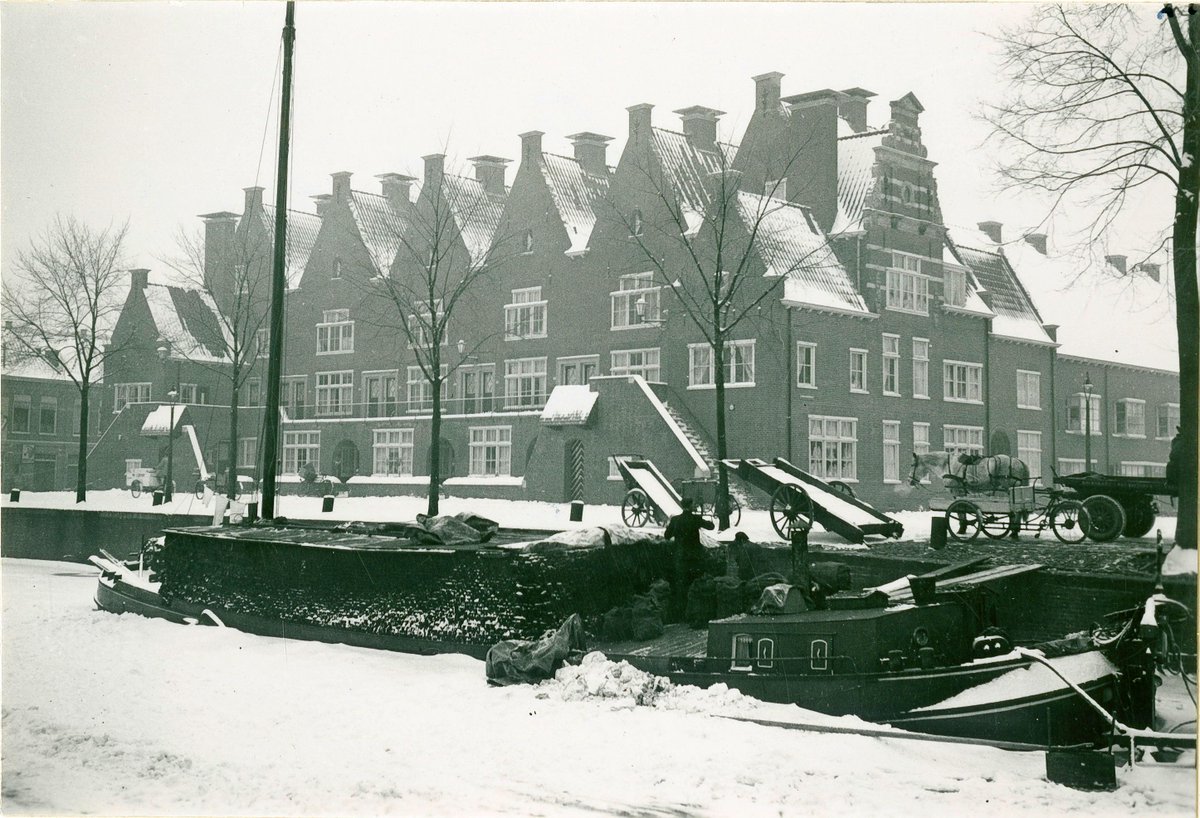 Turfsingel, winter 1937. Met schip geladen met turf. Foto @gronarch #beeldbankgroningen #memorymonday