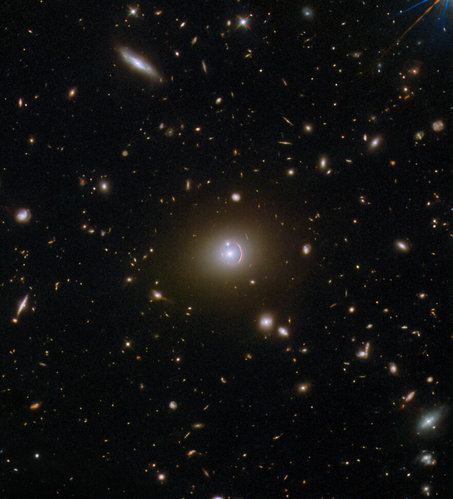 What’s in our ESA/Hubble Picture of the Week? 🤔 A distant galaxy 19.5 billion light-years away? A luminous red galaxy just 2.7 billion light-years away? Or a third galaxy close to the second? 🧵👇
