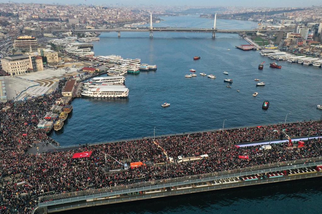 Kepoluasuna's tweet photo. “Şehitlerimize rahmet, Filistin’e destek, İsrail’e lanet”

Galata Köprüsü'nde Türkiye tek yürek, biz büyük bir milletiz...

#ForFairFuture https://t.co/LM7xemt7Bd