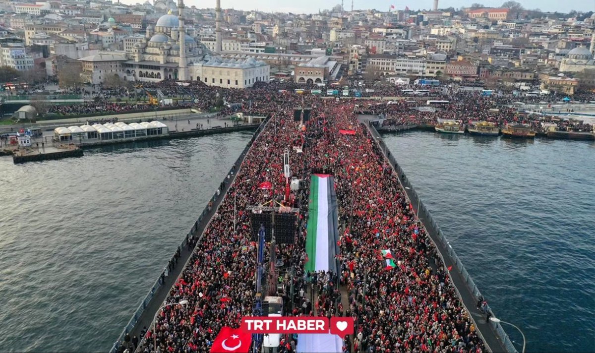“Şehitlerimize rahmet, Filistin’e destek, İsrail’e lanet”

Galata Köprüsü'nde Türkiye tek yürek, biz büyük bir milletiz...

#ForFairFuture