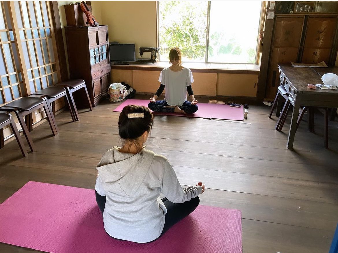 aya_0124_'s tweet photo. 1月の予定です🧘‍♀️

▶︎アップカルチャー
○対面1/8(月)13:30～
1/27(土)13:30～/15:00～
○リモート1/16(火)13:30～

▶︎甘美
1/29(月)13:00～ 

▶︎nightヨガ 対面・リモート同時開催
1/8(月)20:00～
追加レッスンあるかも？！

▶︎ヨガサークル
毎週水曜・金曜13:30～
各クラス残席2～3名様です。 https://t.co/D9RNiJ1277