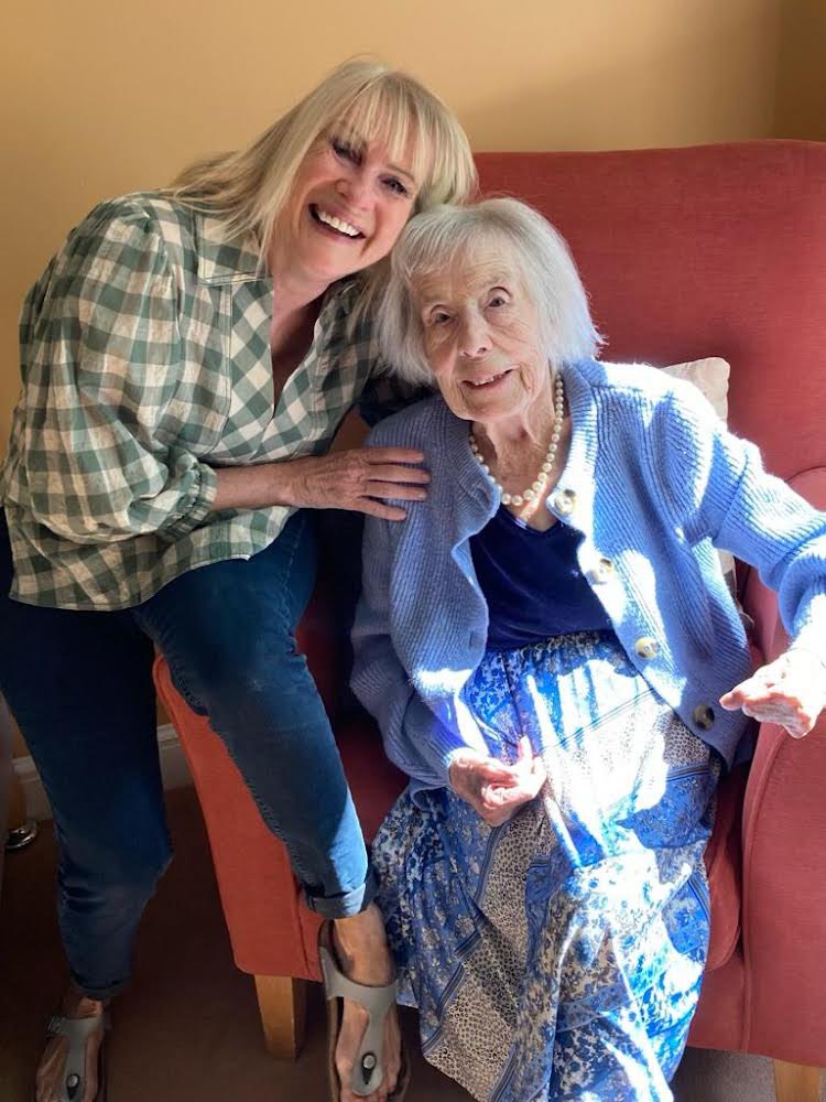 Gail_Howe's tweet photo. @shitscaredmum My lovely mum who passed away in November at the grand age of 98. She was kind, loving and totally selfless. She loved her children, her grandchildren, dancing, and raw onions! https://t.co/h06KRtnd6e