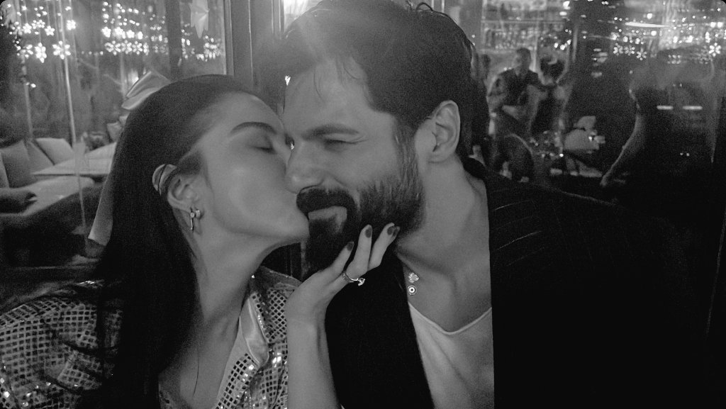 "Bir an kayboldun gibi. Yaşadım kıyameti 
Yoruldun ama buldun ey kalbim emaneti  

Yeniden su yürüdü dalıma yaprağıma 
Bir bakışın can verdi kurumuş toprağıma."

| Erdem Bayazıt | 👩🏻‍❤️‍👨🏻 ♡
#ÖzgeGürelÇayoğlu #SerkanÇayoğlu #ÖzSer ∞