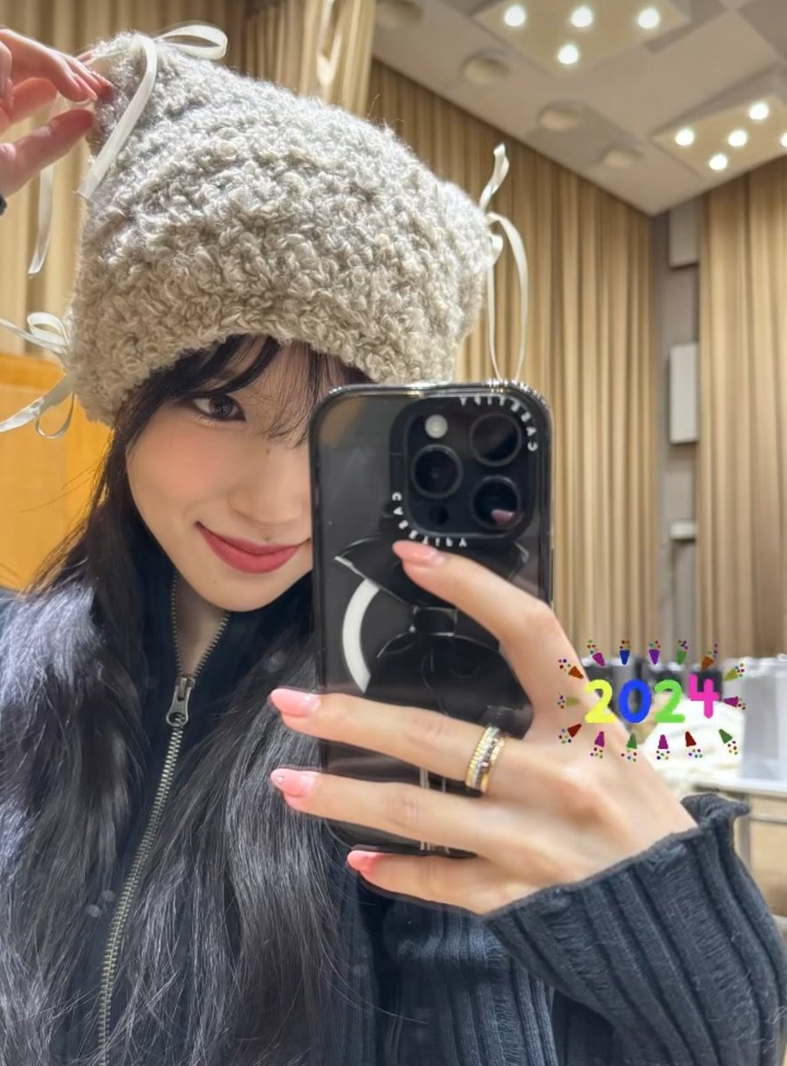 🌟 WEVERSE — SAKURA

"FEARNOT!!!!! 🥹Hehe"
"That hat looks so good on you 🥹🥹... That's right...!? 🥹
"I'm so happy from the new year💗"