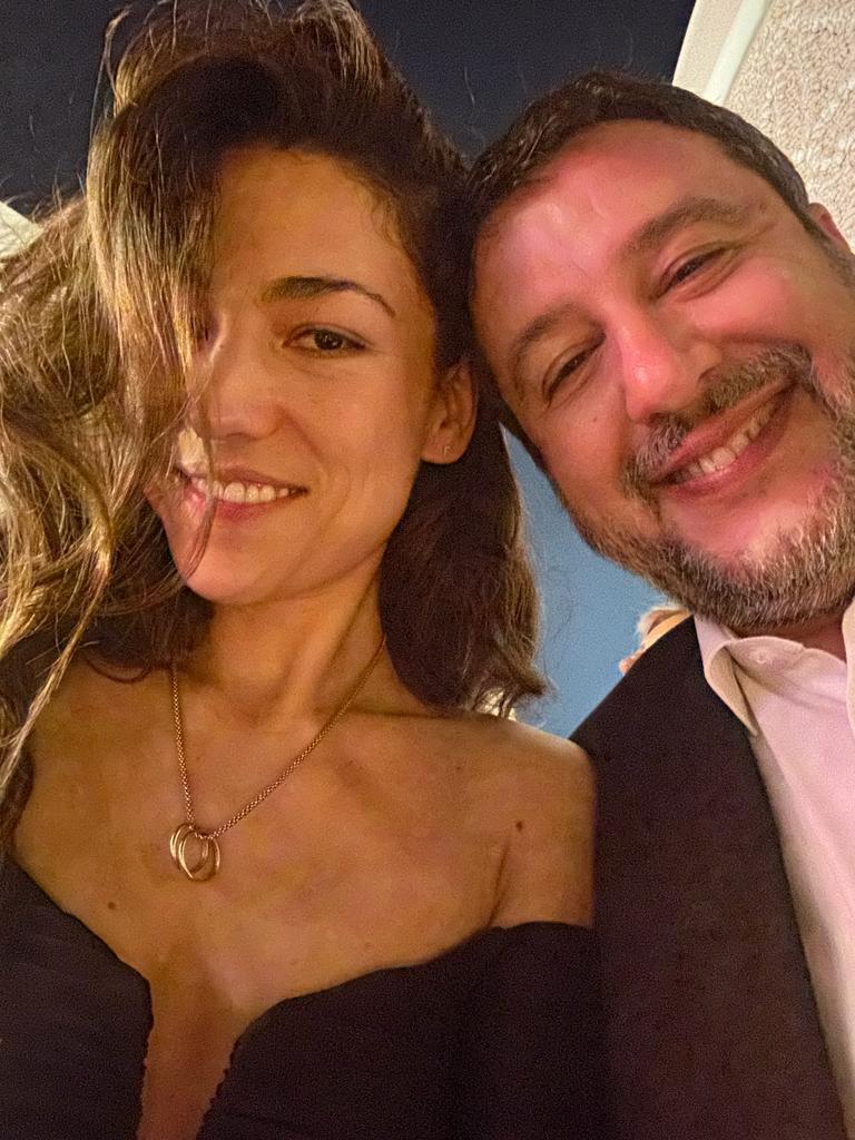 baffi_francesco's tweet photo. Ladro suo padre, ladro il fratello e ladra pure la sorella, in compenso frequenta uno che ha rubato 49 milioni agli italiani.
Buon anno a una "famigliola" che vive serena e spensierata. https://t.co/uEgnk17l0F