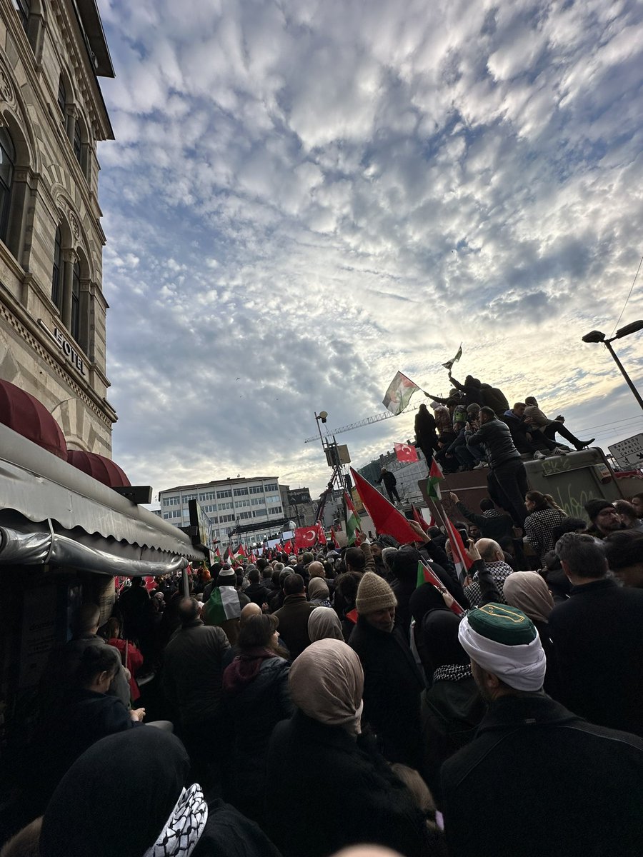 haliltahakilic's tweet photo. 1 Ocak 2024📍Galata İstanbul

Zafer İnananlarındır İnşAllah🇵🇸🇹🇷 https://t.co/fUAaU14DOl