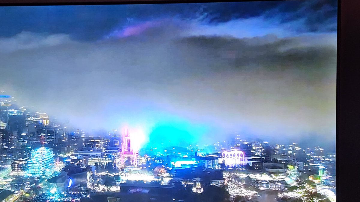 The people on <a href="/KING5Seattle/">KING 5 News</a> pretending that the space needle fireworks show was good is the funniest shit I've ever seen