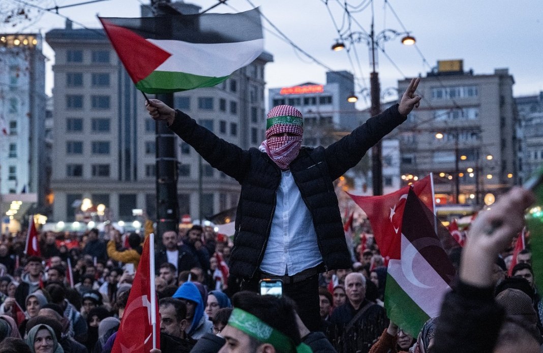 Bir sabah gelecek kardan aydınlık. 
#Galata 
#Gazza