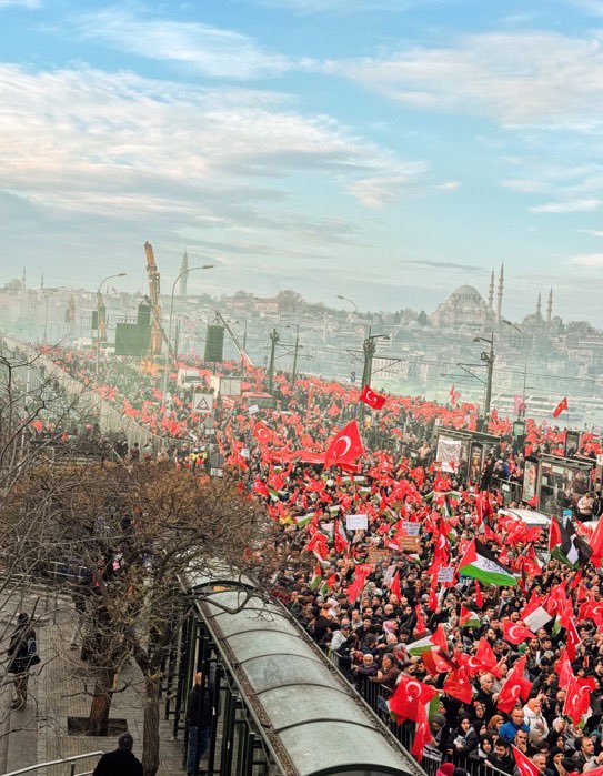 #Şehitlere rahmet, Filistin'e destek, İsrail'e lanet… 🇹🇷🇵🇸 #Yazılan en güzel şiir olan aziz İstanbul’dan #Gazze'ye ve Şehitlerimize bin selam… #WeAreOne #galataköprüsünde