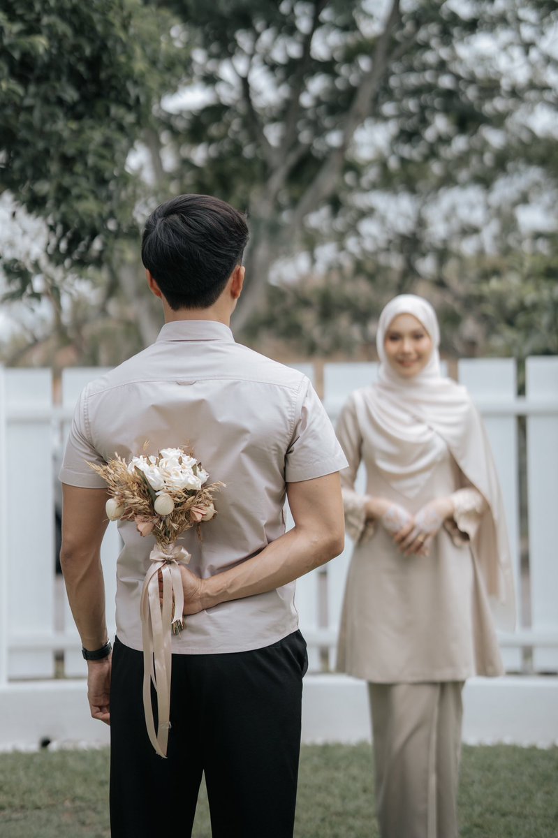 ameer_burn's tweet photo. Pose ideas for tunang 💐 https://t.co/sfQNSRXY7E