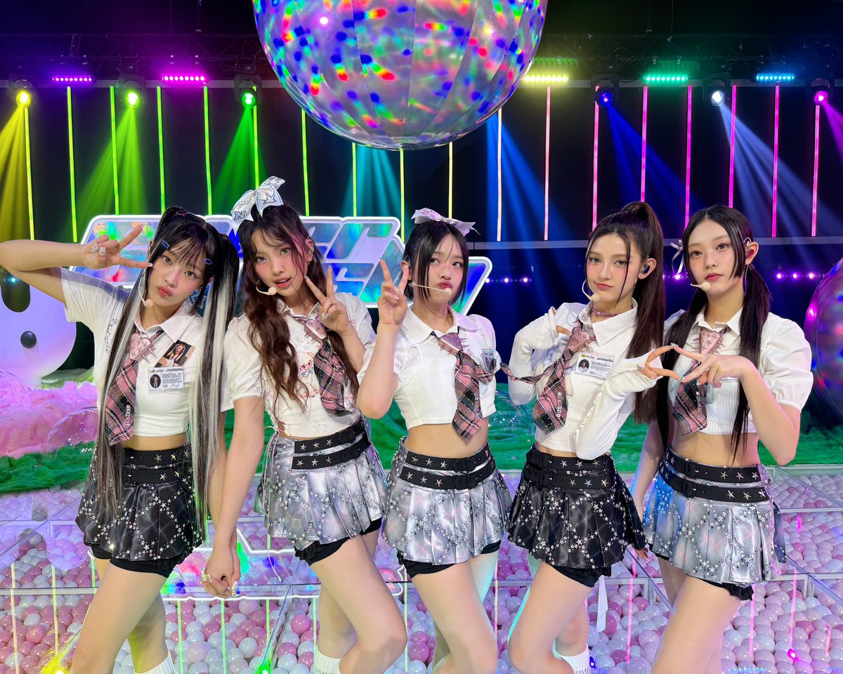 NewJeans_ADOR's tweet photo. [NewJeans Commentary👀]

HAPPY 2024 BUNNIES!! 🐰✨ 
to be able to be apart of this years New Year's Rockin Eve was an absolute honour and blast!!! We are so thankful for having the pleasure to perform for you all and hope that we celebrated 2023 and kicked started 2024 off the way it should be!! 정말 너무 영광스러운 자리여서 너무 감사드리고!!!  멋진 무대를 완성하기 위해 같이 해주신 댄서분들도 너무 감사드리고!! 버니즈~!! 토끼 해는 이제 갔지만.. 앞으로 올 해도 우리 걸로 만듭시다!! ❤️❤️❤️

#NewJeans #뉴진스 #RockinEve
#NewJeans_NYRE