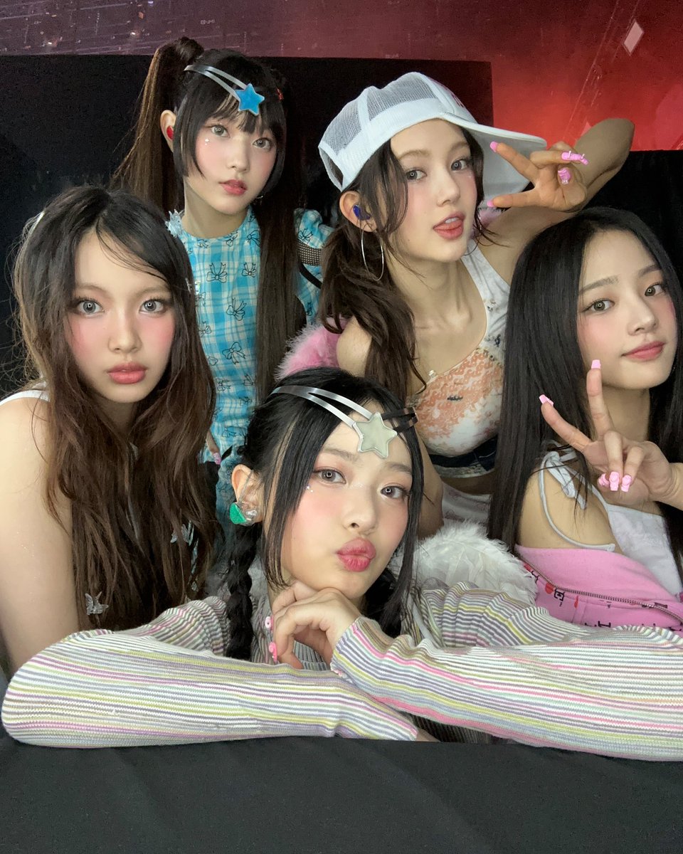 [NewJeans Commentary👀]

HAPPY 2024 BUNNIES!! 🐰✨ 
to be able to be apart of this years New Year's Rockin Eve was an absolute honour and blast!!! We are so thankful for having the pleasure to perform for you all and hope that we celebrated 2023 and kicked started 2024 off the