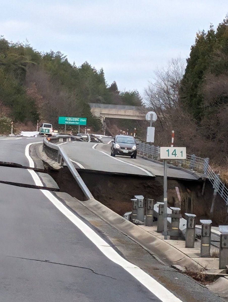 石川県能登地方
のと里山海道
のと里山空港2キロ前
道が陥没しています。

#地震
#石川県
#能登
#輪島