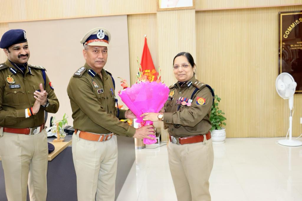 CP_Noida's tweet photo. .@CP_Noida द्वारा हरीश चंदर(IPS) को पुलिस उपमहानिरीक्षक व रामबदन सिंह(IPS) को सेलेक्शन ग्रेड पर प्रोन्नति मिलने पर रैंक प्रतीक लगाकर बधाई दी व उनके उज्जवल भविष्य की कामना करते हुए नववर्ष की शुभकामनाएं दी। 
इस दौरान पुलिस कमिश्नरेट गौतमबुद्धनगर के वरिष्ठ पुलिस अधिकारी उपस्थित रहे। https://t.co/JkpHfwVLHP