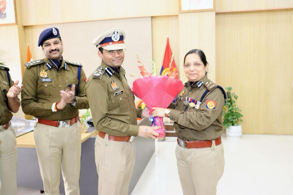 CP_Noida's tweet photo. .@CP_Noida द्वारा हरीश चंदर(IPS) को पुलिस उपमहानिरीक्षक व रामबदन सिंह(IPS) को सेलेक्शन ग्रेड पर प्रोन्नति मिलने पर रैंक प्रतीक लगाकर बधाई दी व उनके उज्जवल भविष्य की कामना करते हुए नववर्ष की शुभकामनाएं दी। 
इस दौरान पुलिस कमिश्नरेट गौतमबुद्धनगर के वरिष्ठ पुलिस अधिकारी उपस्थित रहे। https://t.co/JkpHfwVLHP