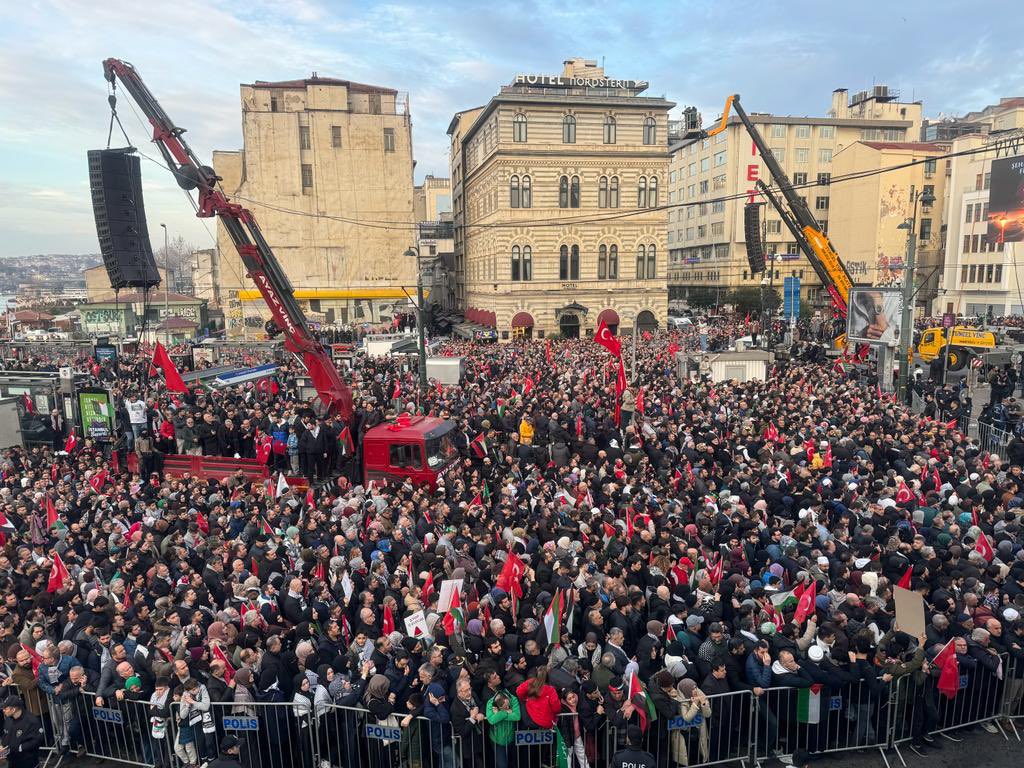 _aliyalcin_'s tweet photo. “Canı cehenneme rahat uyuyanın,
Kapısını örtenin perdesini çekenin.
Canı cehenneme başkasının yangınıyla, 
Evini ısıtıp, yemeğini pişirenin."

Canı Cehenneme:
▫️Filistin topraklarına yerleşimci adı altında işgalcileri yerleştirenlerin. 
▫️Gazze’nin yangınından kendilerine gelecek devşiren, el ovuşturan ve İsrail hesabına çalışanların
▫️“Ben ABD Dışişleri Bakanı olarak değil bir yahudi olarak geldim” deyip siyonistleri cesaretlendirenlerin.
▫️”12 Yaşında Filistinli kızı öldürdüm ama ben öldürmek için bebek arıyorum” diyen İsrailli katil sürüsünün.
▫️Canı Cehenneme; askerimizi, polisimizi  şehit eden, İsrail’in , ABD’nin, emperyalistlerin taşeronu olan PKK’nın PYD’nin ve tüm terör örgütlerinin.
▫️Canı Cehenneme, Gazze’de soykırım uygulayan ve Filistin’i ortadan kaldırmaya çalışanların.

Siyonist İsrail ve onu destekleyenlere lanet, İnsan onur ve haysiyeti için yılın ilk günü “Şehide Rahmet, Filistin’e Destek, İsrail’e Lanet” diyerek  Galata Köprüsünü dolduranlara selam olsun.

#ForFairFuture  #FreePalestine 

1 Ocak 2024 | 08.30
Galata Köprüsü - İstanbul