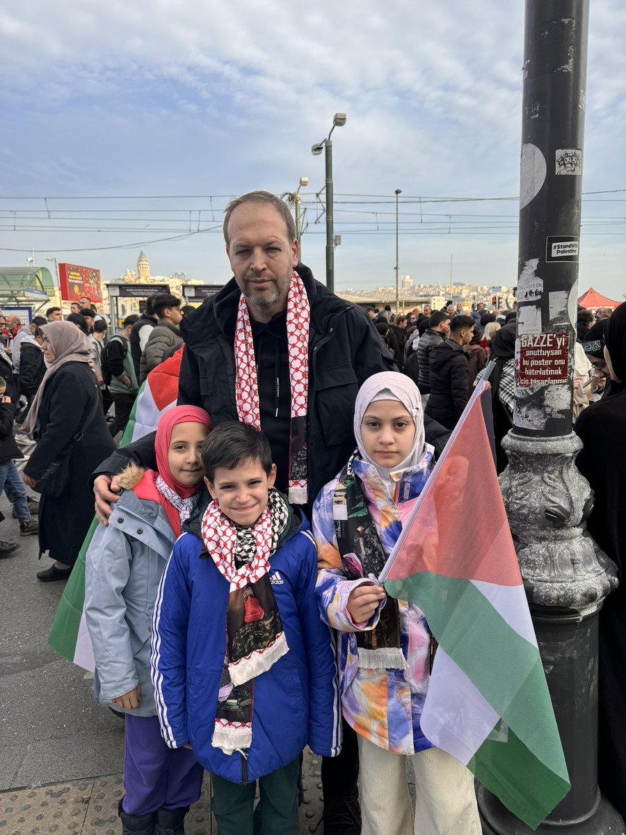 Galata Köprüsü’nde Şehitlerimize rahmet, Filistin’e destek, İsrail’e lanet… Yeni yıla bereketle girdik… Zaferle çıkacağız inşâallah!..