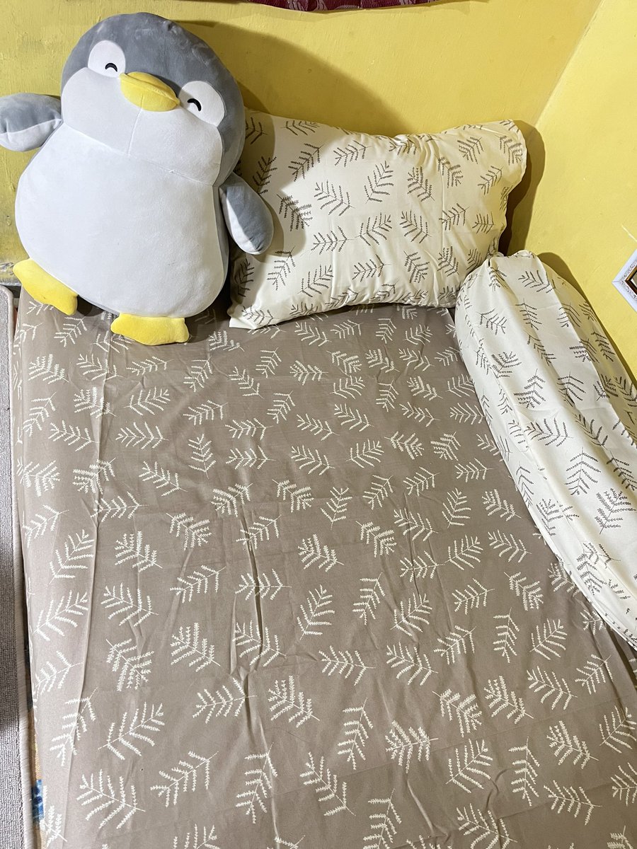Yang Kedua menurutku bahannya ga jauh beda sama yg pertama tadi, ga bikin gerah, adem, ga kasar, udah di cuci beberapa kali ga brudul. Dapet sarung bantal 2

Aku beli yg motif cemara
🧷shope.ee/3Ai0gom9Qt?sha…