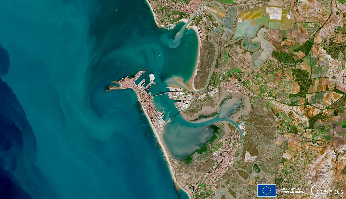 #CopernicusSanta 🇪🇺🛰️ gifts are coming❗️ Cádiz🇪🇸 as seen by #Sentinel2 Special #HolidaySeason present 🎁 for @Rafacereceda