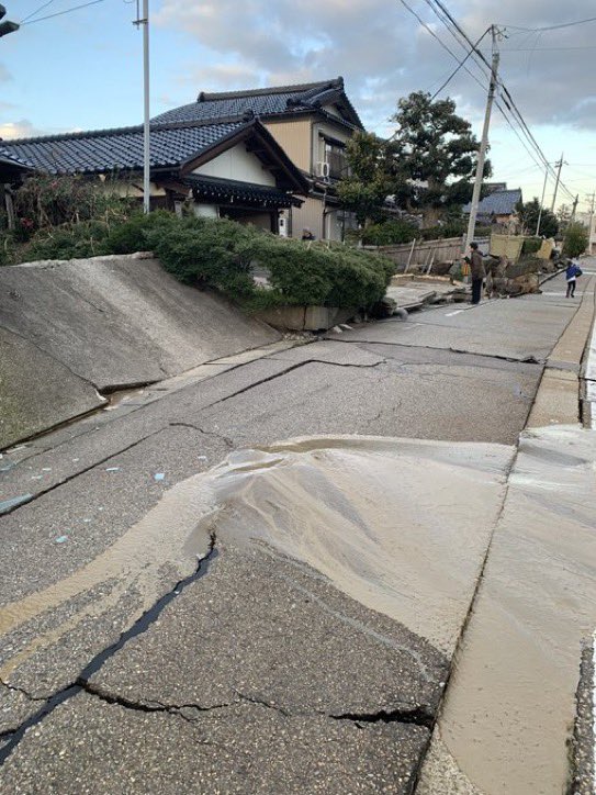 NewTypeManko's tweet photo. 隆起、地割れ、倒壊、終わった…

#地震
#jk
#怖い 
#助けて
#拡散希望 https://t.co/6ZZ6PS4qPK