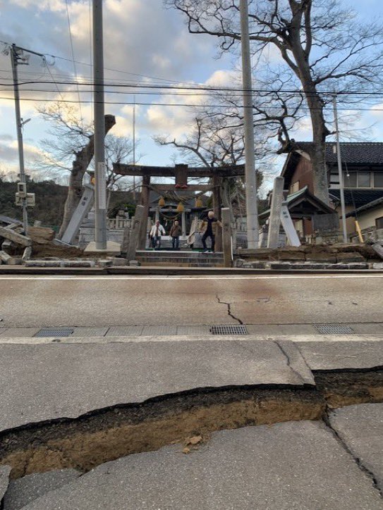 NewTypeManko's tweet photo. 隆起、地割れ、倒壊、終わった…

#地震
#jk
#怖い 
#助けて
#拡散希望 https://t.co/6ZZ6PS4qPK