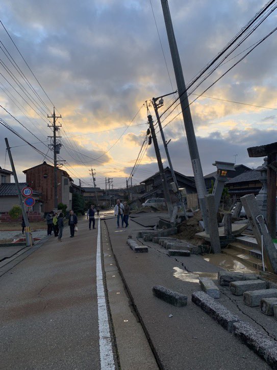 NewTypeManko's tweet photo. 隆起、地割れ、倒壊、終わった…

#地震
#jk
#怖い 
#助けて
#拡散希望 https://t.co/6ZZ6PS4qPK